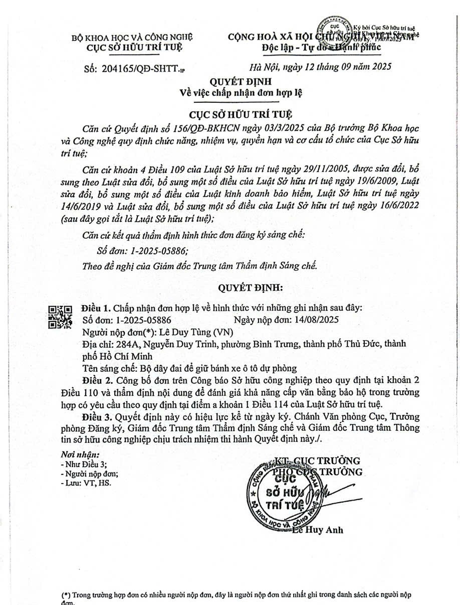 Sáng chế bộ dây đai để giữ bánh xe ô tô dự phòng (dùng cho xe điện và xe lai điện)